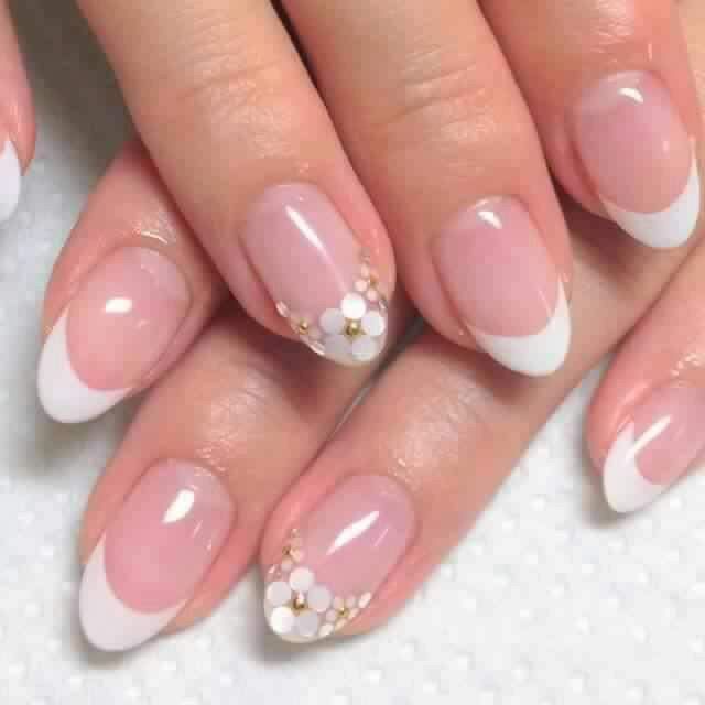 Uñas con tonos blancos 24