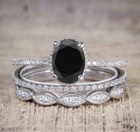 Anillo de compromiso: en color negro 10