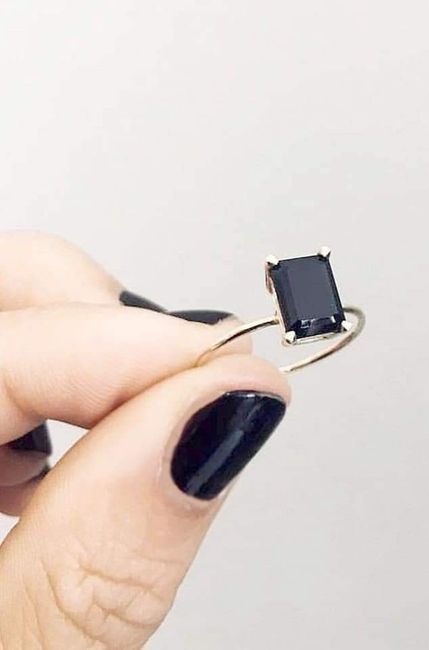 Anillo de compromiso: en color negro 16