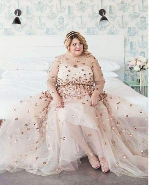 Vestidos curvy en tonos blush 4