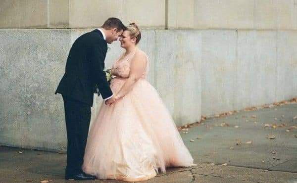 Vestidos curvy en tonos blush 7