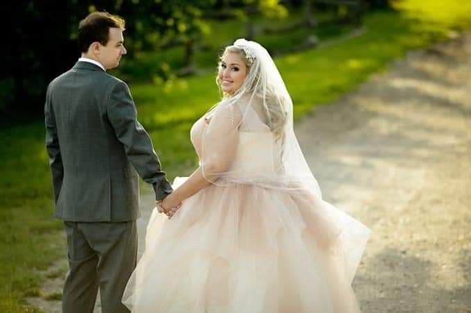 Vestidos curvy en tonos blush 13