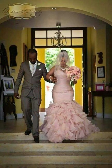 Vestidos curvy en tonos blush 14