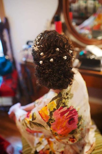 Peinados para novias con cabello rizado 16