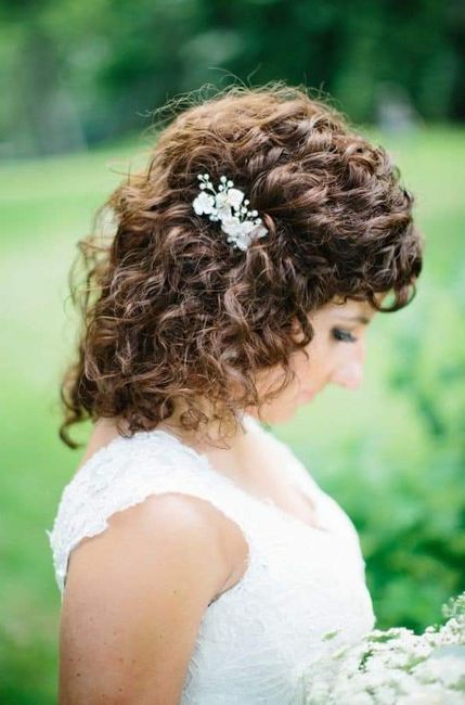 Peinados para novias con cabello rizado 18