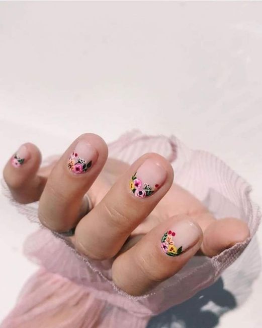 Delicados diseños con flores en tus uñas 10