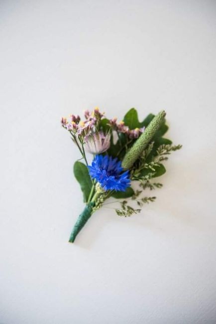 Boutonniere con flores azules 1