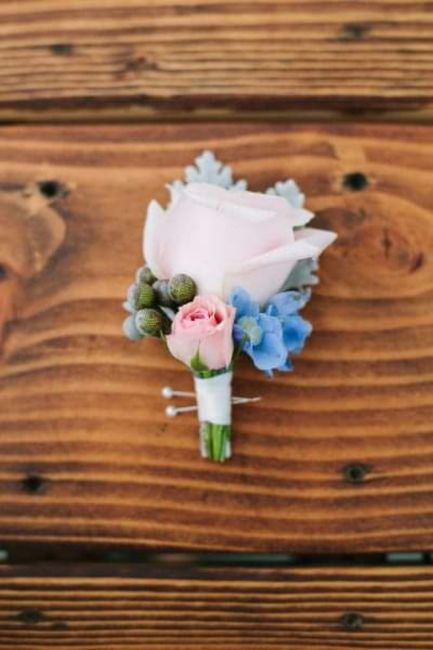 Boutonniere con flores azules 3