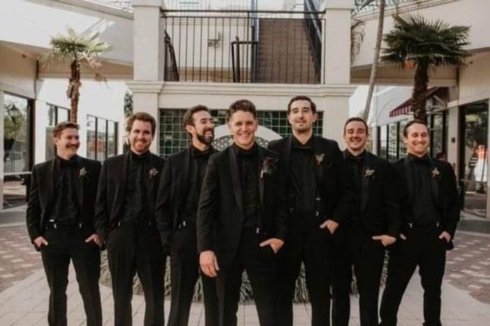 Boda elegante: novio en negro total 3