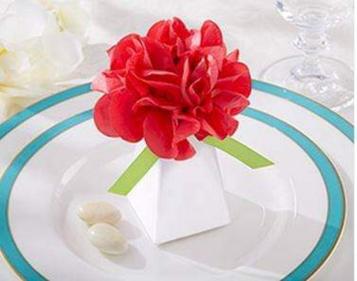 Decora con pompones tus cajitas de souvenirs 4