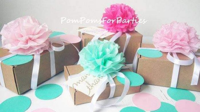 Decora con pompones tus cajitas de souvenirs 5
