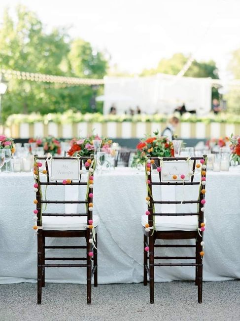 Pompones en las sillas de los novios 1