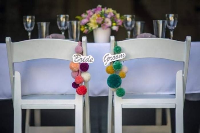 Pompones en las sillas de los novios 2