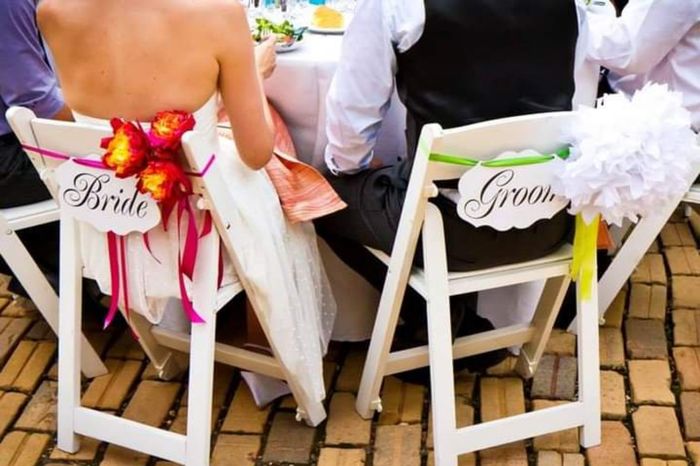 Pompones en las sillas de los novios 3
