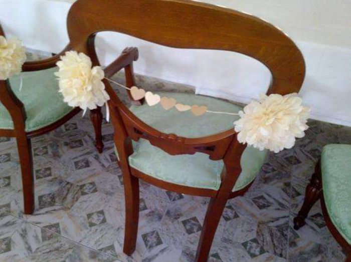 Pompones en las sillas de los novios 4