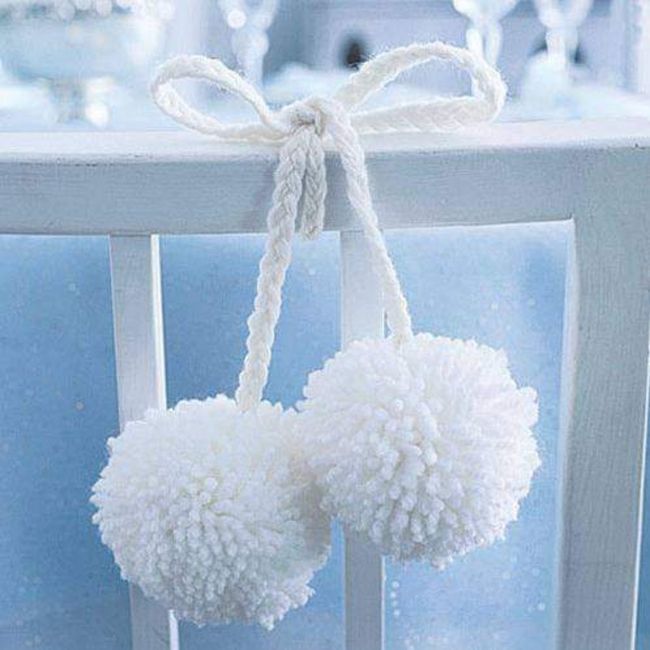 Pompones en las sillas de los novios 5