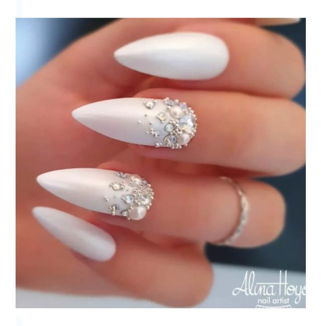 Tendencia 2022: uñas stiletto 12