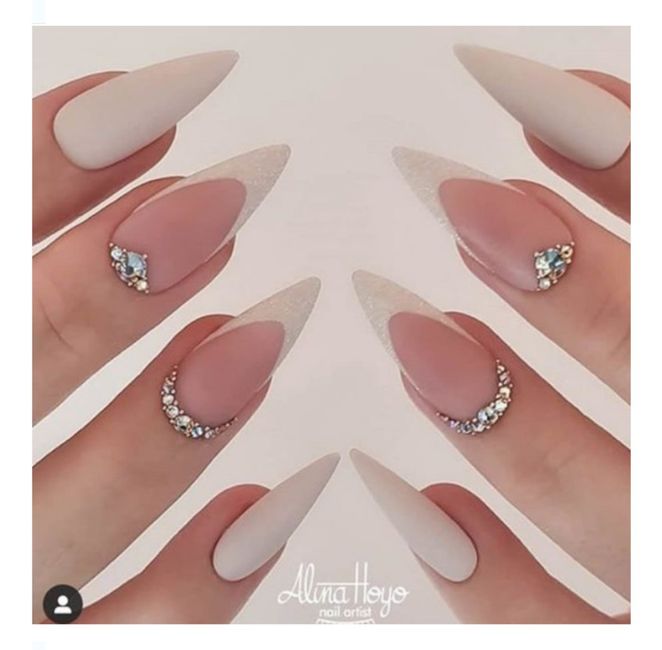 Tendencia 2022: uñas stiletto 16