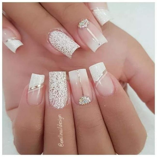 Uñas con toques de brillo 5