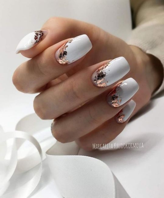 Uñas con toques de brillo 8