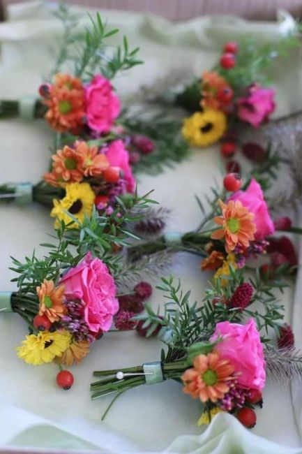 Boutonniere en Viva Magenta - 3