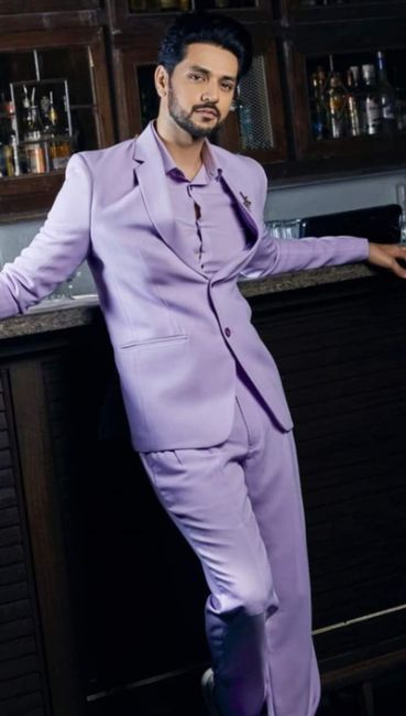 Tendencia 2023:trajes en color lila 3