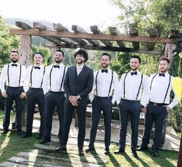 Novio con traje y padrinos con tirantes,sin saco - 2