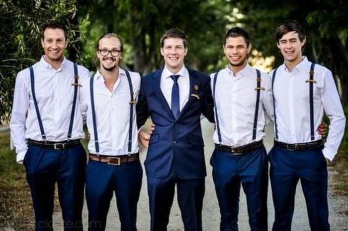 Novio con traje y padrinos con tirantes,sin saco - 3