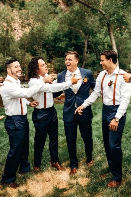 Novio con traje y padrinos con tirantes,sin saco - 4