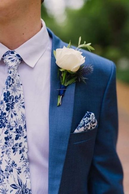 Verano:traje azul y estampado floral en la corbata 🌴 3