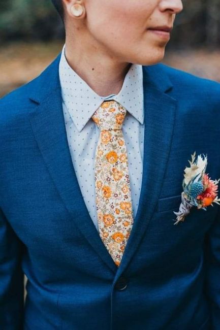 Verano:traje azul y estampado floral en la corbata 🌴 4