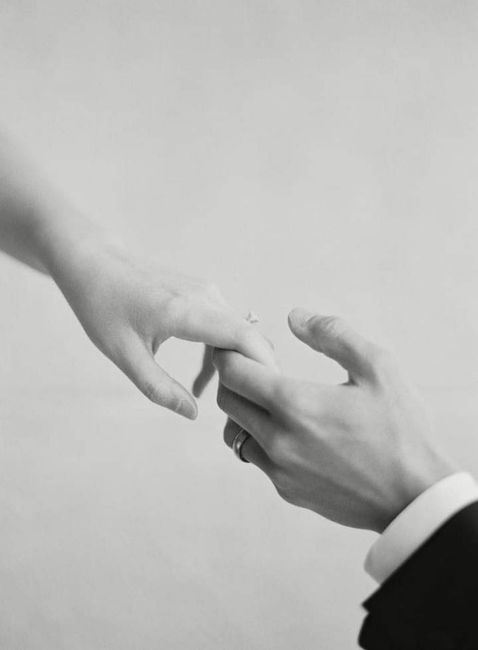 Sus manos en una romántica fotografía 🖐️❤️ 3