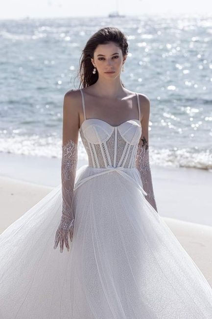 Algunos vestidos de la colección otoño-invierno 2024 Via Mare by Yaniv Persy 4