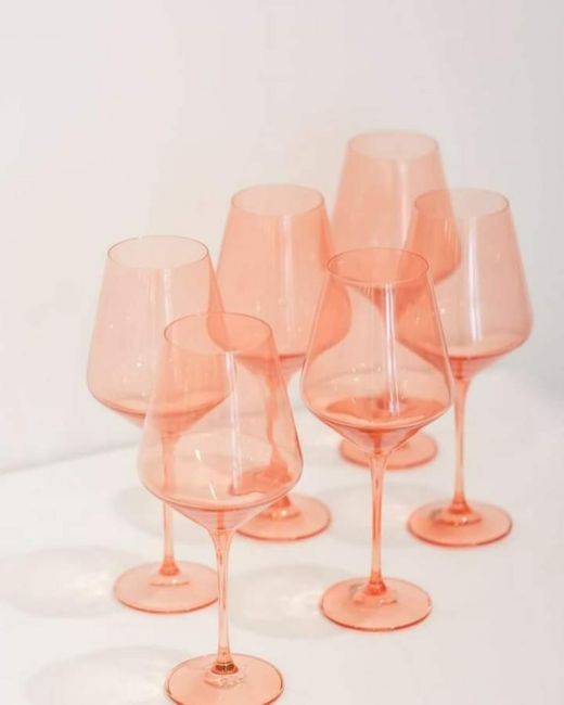 y el color Pantone del año 2024 es...peach Fuzz - 13