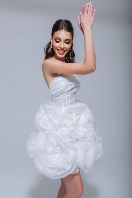 Algunos vestidos de la colección 2024 Dance by Dovita in White 1