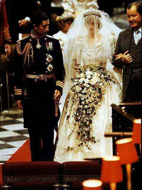 Los zapatos que Lady Di lució en su boda - 12