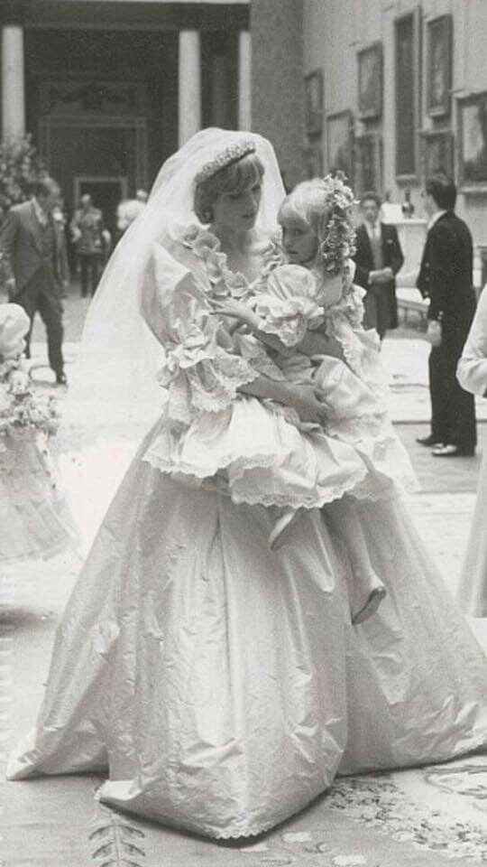 Los zapatos que Lady Di lució en su boda - 15