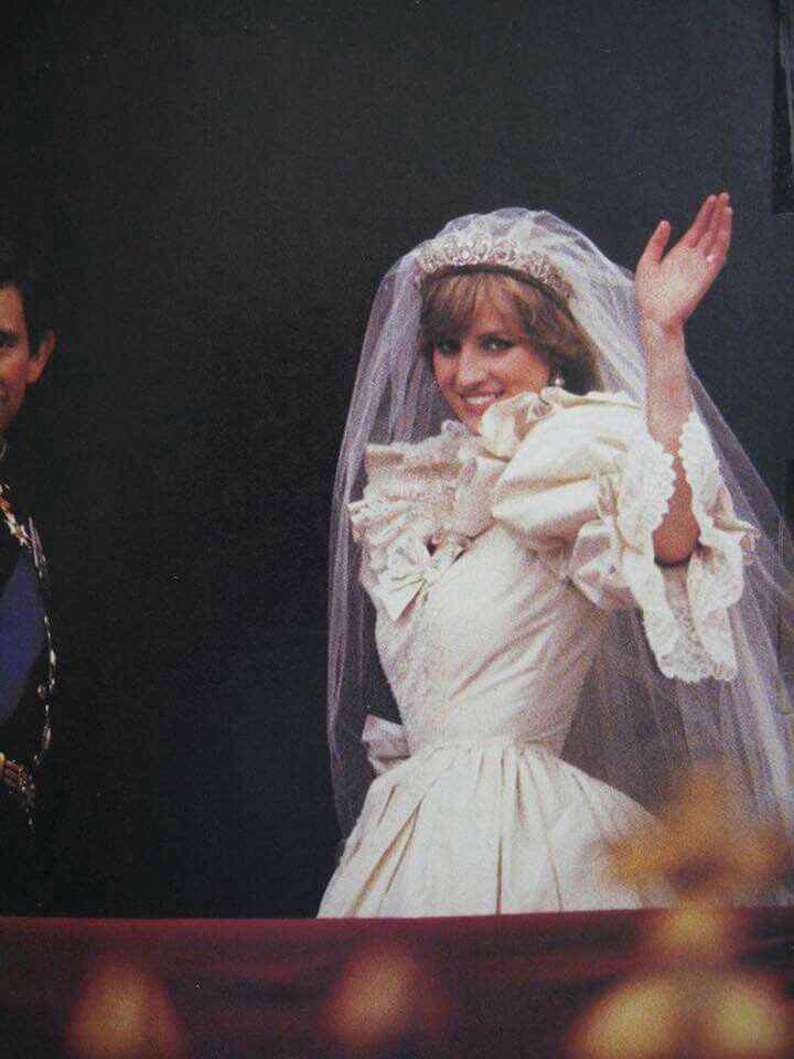 Los zapatos que Lady Di lució en su boda - 17