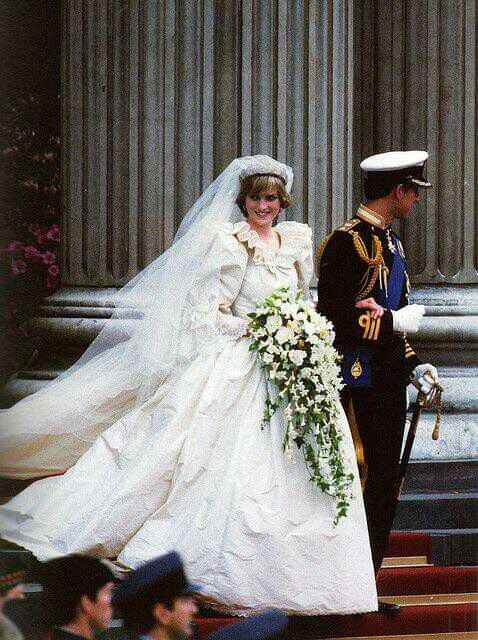 Los zapatos que Lady Di lució en su boda - 19