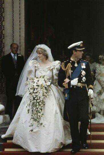 Los zapatos que Lady Di lució en su boda - 20