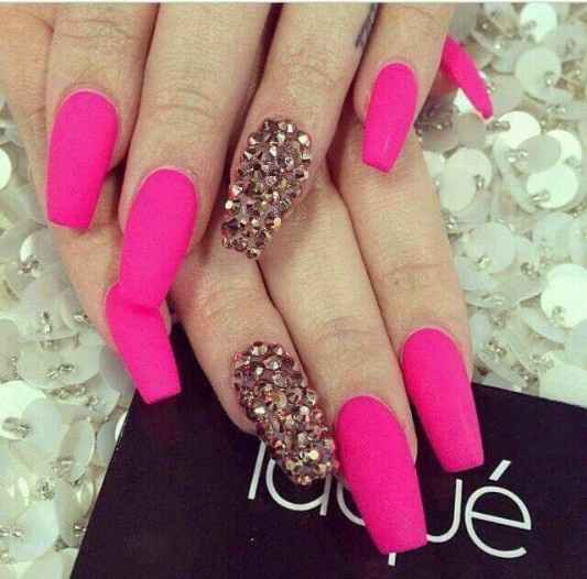 Uñas rosas para tu despedida de soltera 7