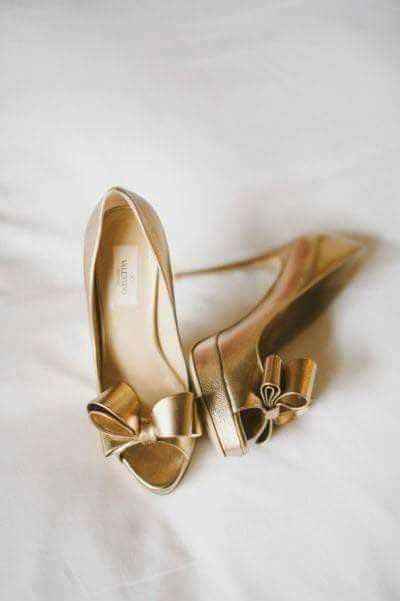Hermosas zapatillas doradas 9