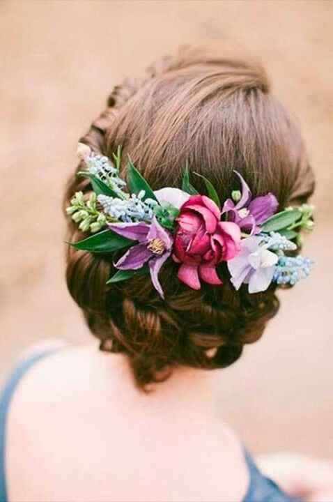 Peinados con accesorios florales 🌼🌹🌻 29