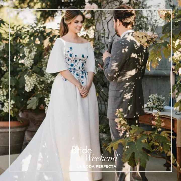 En tu vestido detalles florales 🌹🌹 1