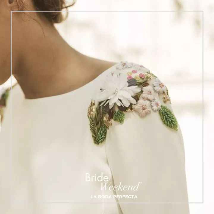 En tu vestido detalles florales 🌹🌹 2