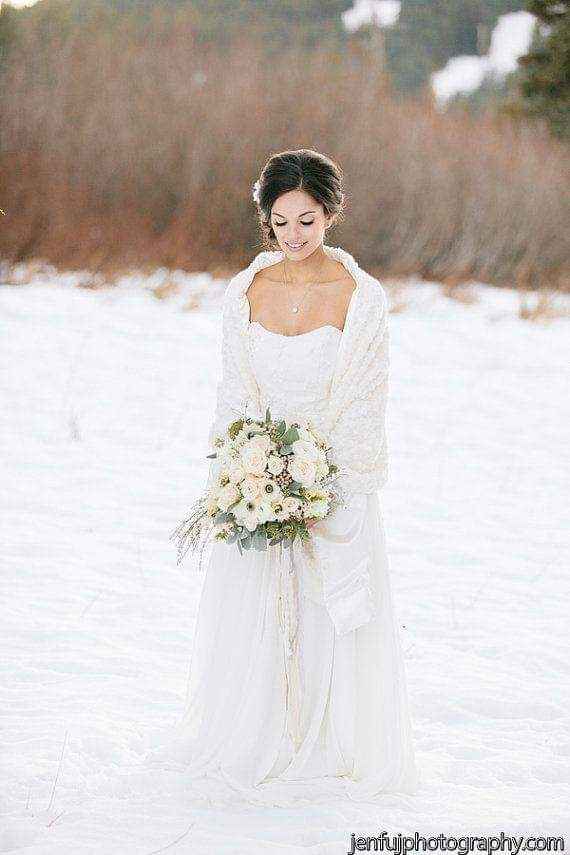 Invierno: chal tejido en blanco y beige 1