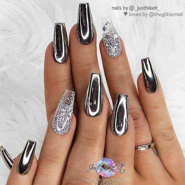 Toques plateados en tus uñas 6