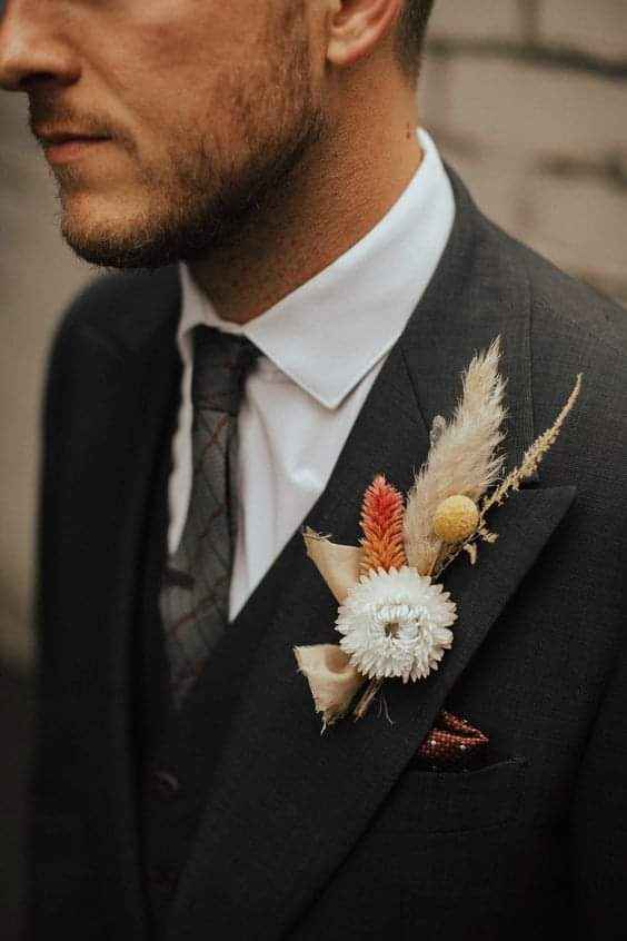 Tendencia 2021: flores secas en el boutonniere 1