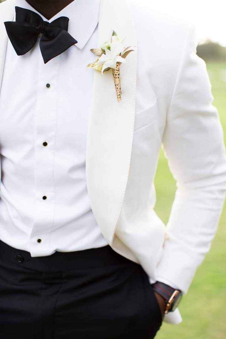 Acentos de color dorado en el boutonniere 1