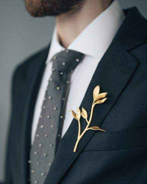 Acentos de color dorado en el boutonniere 2